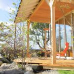 ウッドデッキに屋根を付けるメリット・デメリットや費用目安をチェック