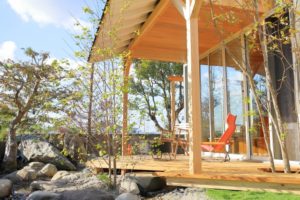 ウッドデッキに屋根を付けるメリット・デメリットや費用目安をチェック